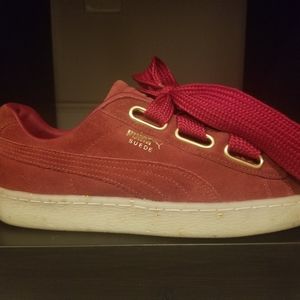 Retro red suede with gold specks. Rad rare kicks.